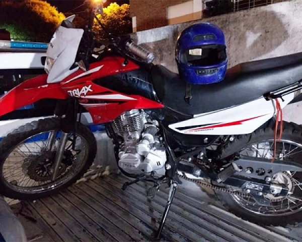 Persecución en Paraná por una moto robada: Un policía resulto con heridas leves