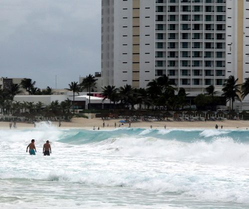 Turistas en una playa en medio de las alertas por la tormenta tropical Helen. Foto: EFE/ Alonso Cupul