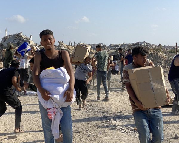 Escenas de caos y desconsuelo en el reparto de ayuda humanitaria en Gaza | Miles de personas saltaron las vallas de un centro de distribución en Rafah