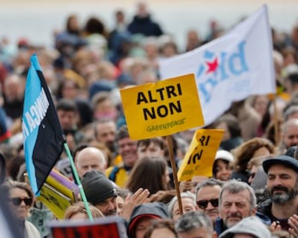 Decenas de personas participan en la manifestación contra el proyecto de celulosa que la multinacional portuguesa Altri en A Pobra do Caramiñal (A Coruña), este sábado.
