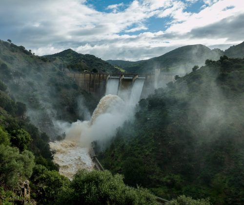 Las lluvias encadenadas disparan las alertas rojas por inundaciones en 25 puntos de 12 ríos de España | Clima y Medio Ambiente