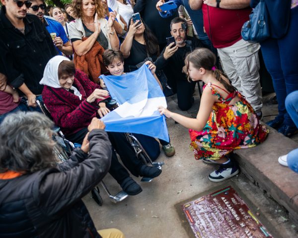 Taty y el valor de la memoria | Se colocó una baldosa en homenaje a Alejandro Almeida